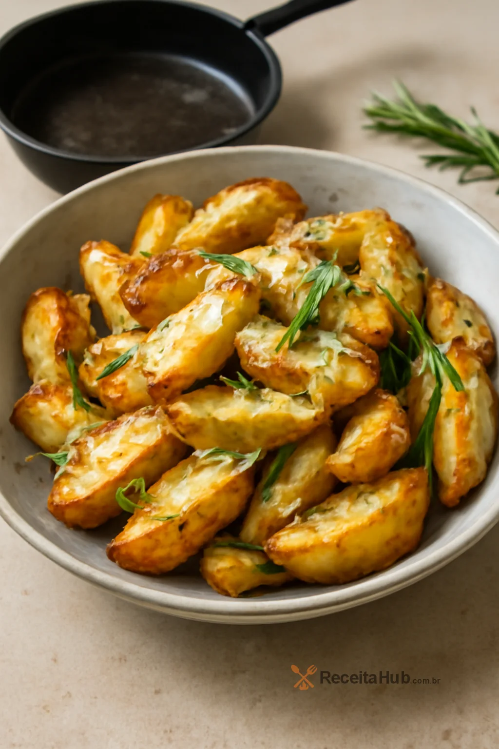 Batatas rústicas com alecrim e parmesão | ReceitaHub